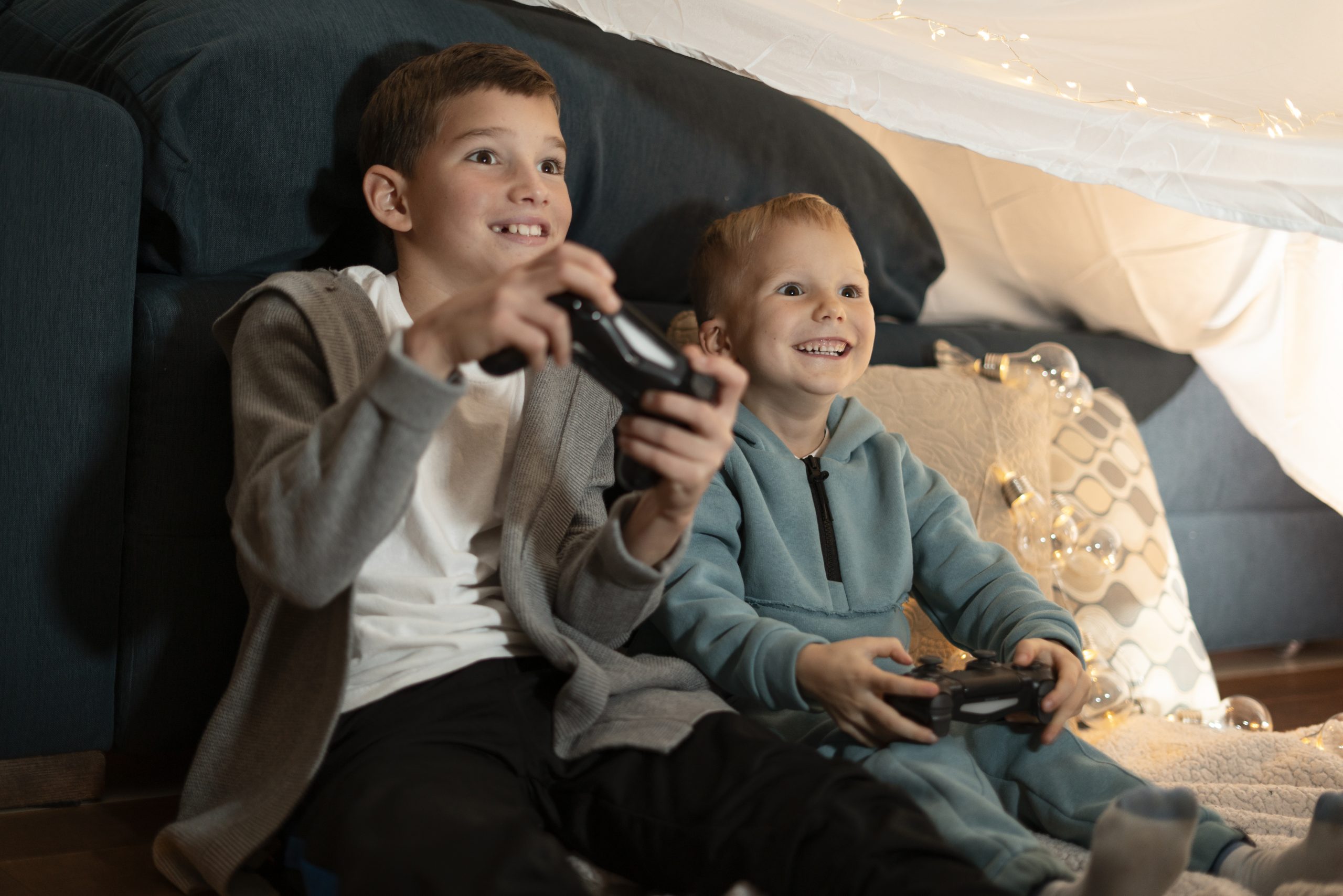 medium-shot-kids-playing-with-controllers